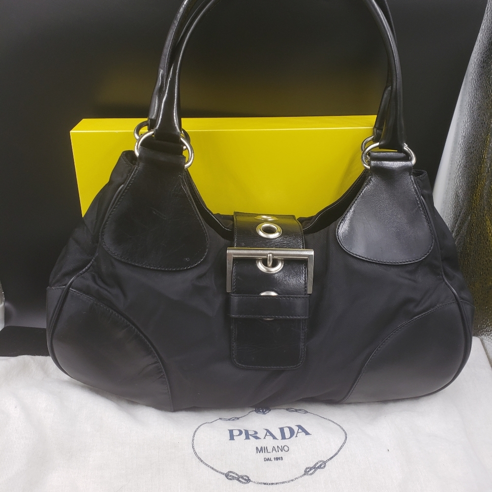 Prada purse authentic..with dustbag